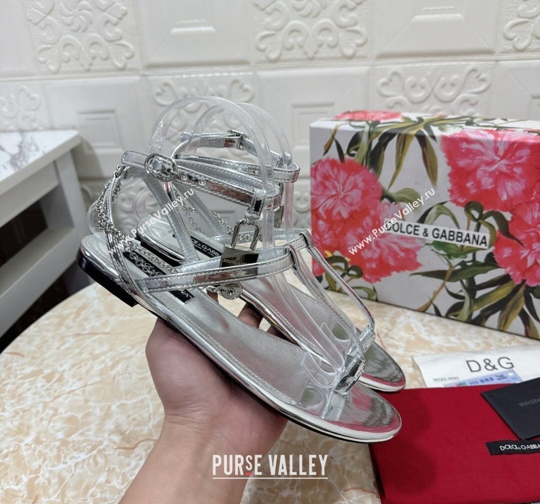 Dolce Gabbana Patent leather Flat Thong sandals Silver with chain and charm 2024 (modeng-24032929)