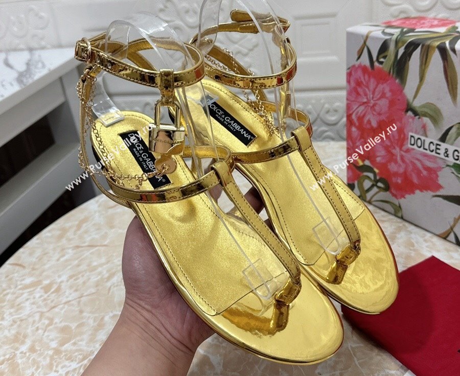 Dolce Gabbana Patent leather Flat Thong sandals Gold with chain and charm 2024 (modeng-24032928)