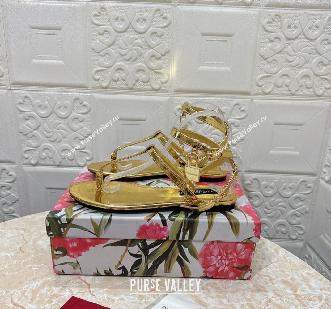 Dolce Gabbana Patent leather Flat Thong sandals Gold with chain and charm 2024 (modeng-24032928)