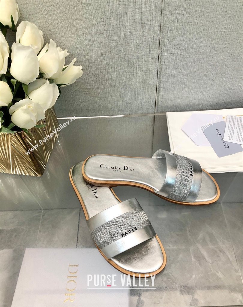 Dior Dway Slides in Silver Calfskin and Embroidered Cotton 2024 (modeng-24033016)
