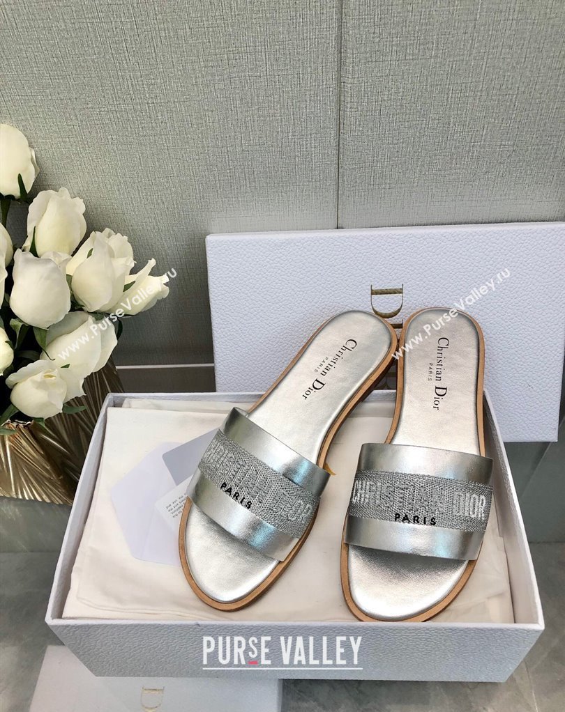 Dior Dway Slides in Silver Calfskin and Embroidered Cotton 2024 (modeng-24033016)