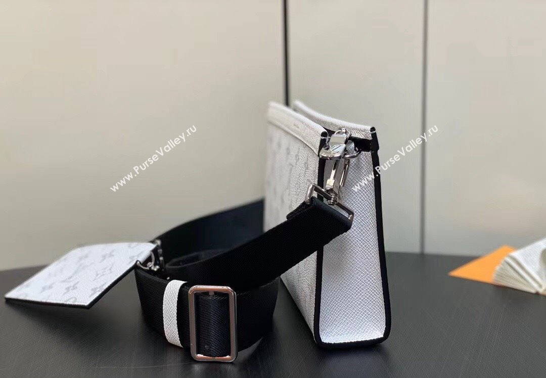 Louis Vuitton Taiga leather and Monogram canvas Gaston Wearable Wallet Bag M30935 White 2024 (kiki-24040130)