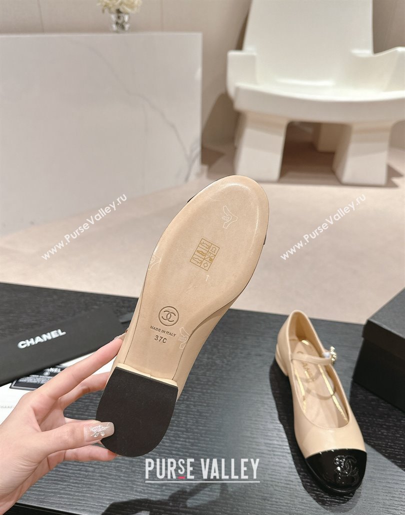 Chanel Mary Janes in Leather Beige and Patent Black 2024 (modeng-24040302)