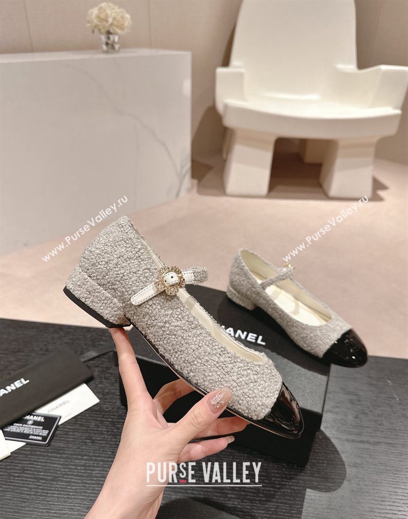 Chanel Mary Janes in Tweed Gray and Patent Black 2024 (modeng-24040305)