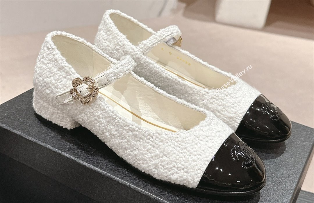 Chanel Mary Janes in Tweed White and Patent Black 2024 (modeng-24040307)