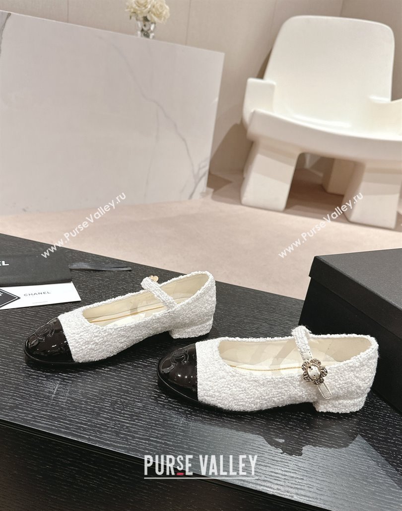 Chanel Mary Janes in Tweed White and Patent Black 2024 (modeng-24040307)