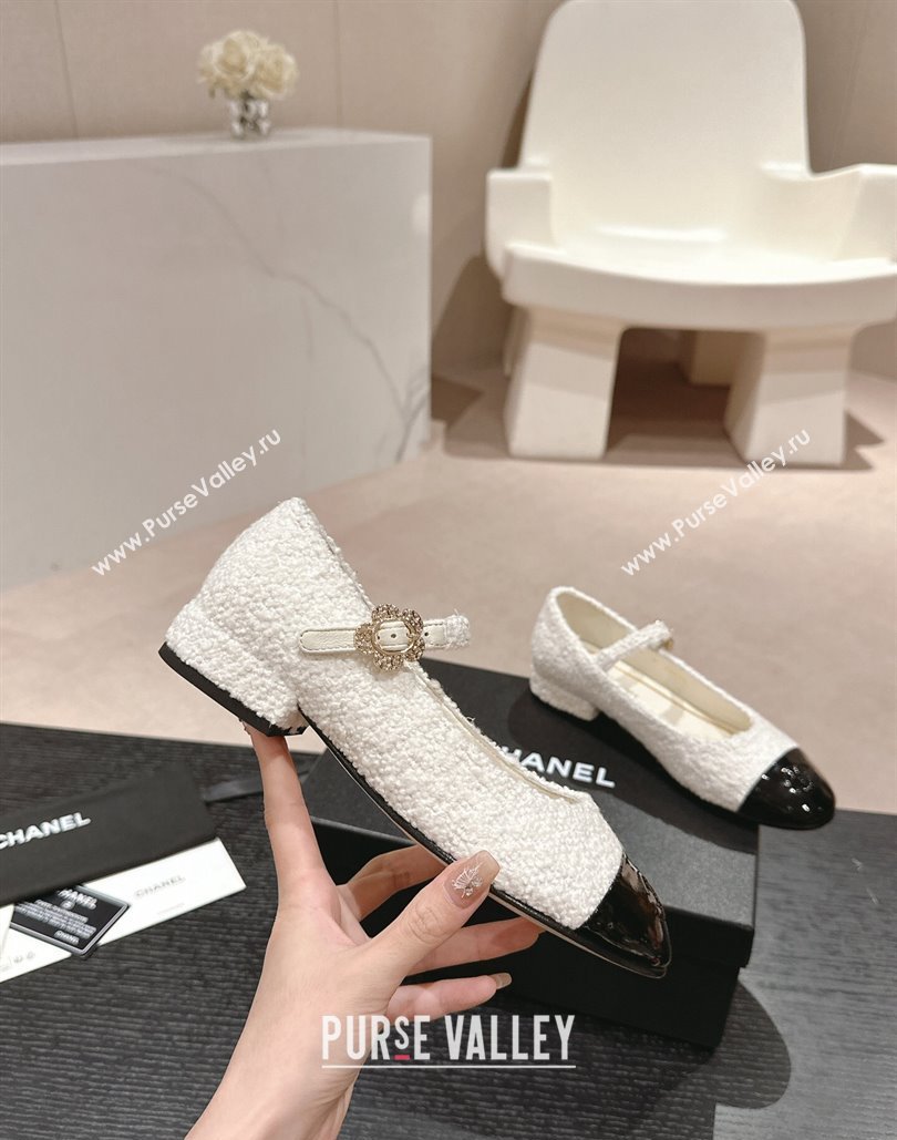 Chanel Mary Janes in Tweed White and Patent Black 2024 (modeng-24040307)