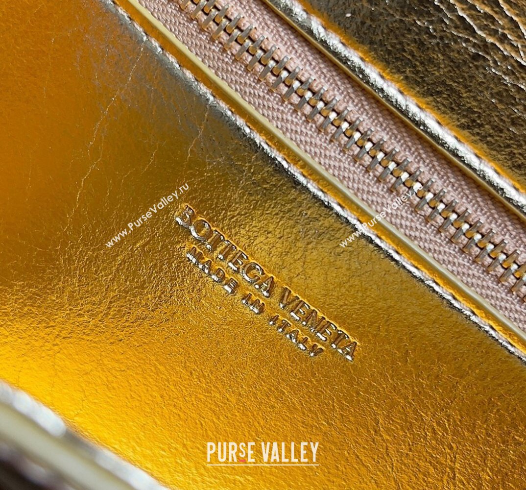 Bottega Veneta Long Clutch Andiamo With Handle Intrecciato leather bag Gold with metallic knot closure 2024 (misu-24040702)
