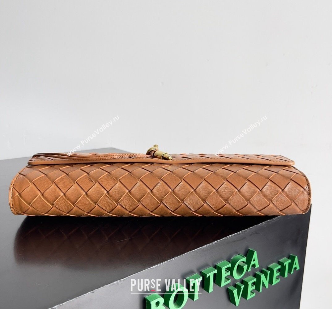 Bottega Veneta Long Clutch Andiamo With Handle Intrecciato leather bag Cognac with metallic knot closure 2024 (misu-24040704)