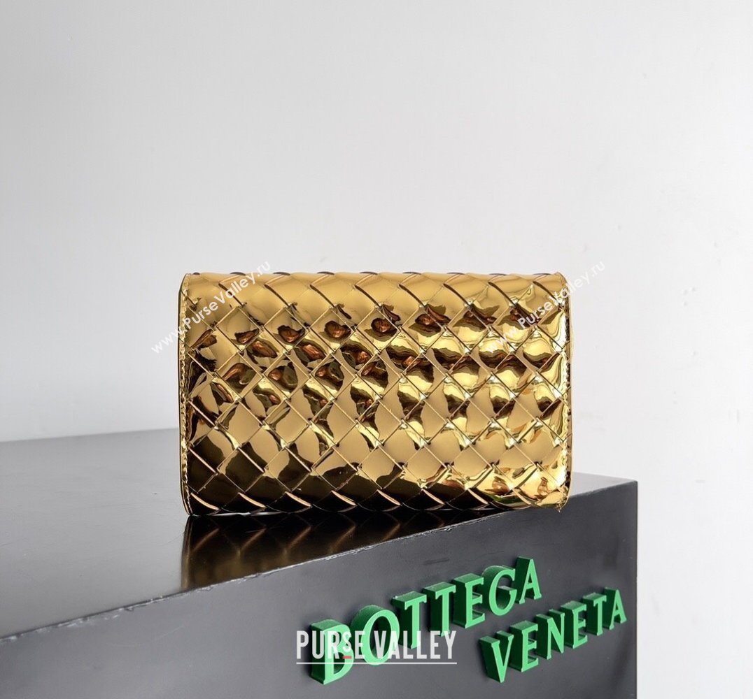 Bottega Veneta Andiamo Large Flap Wallet Gold with metallic knot closure 2024 (misu-24040709)