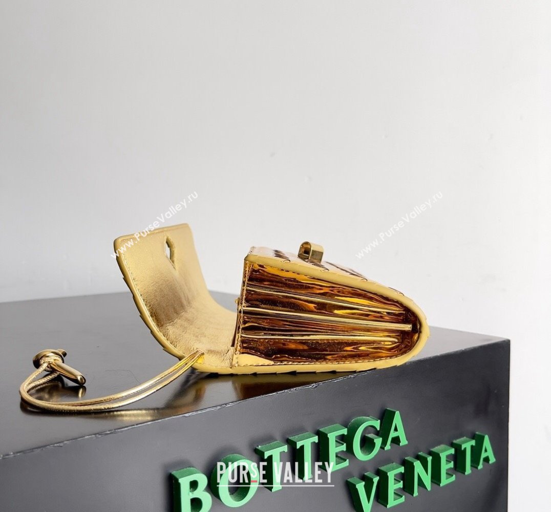 Bottega Veneta Andiamo Large Flap Wallet Gold with metallic knot closure 2024 (misu-24040709)