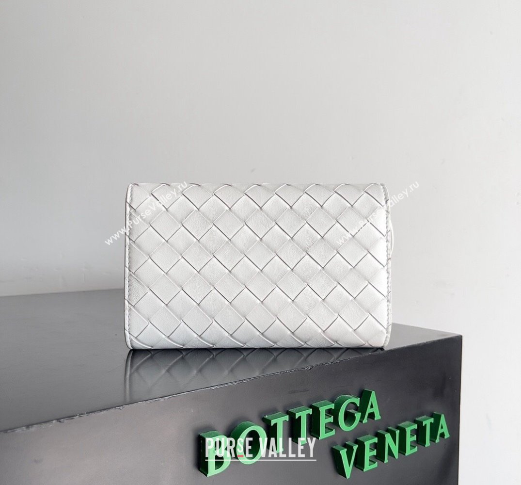 Bottega Veneta Andiamo Large Flap Wallet White with metallic knot closure 2024 (misu-24040707)