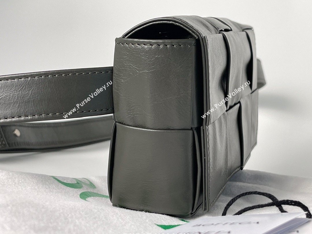 Bottega Veneta wax calfskin The Belt Cassette Bag black/green (misu-210226-03)