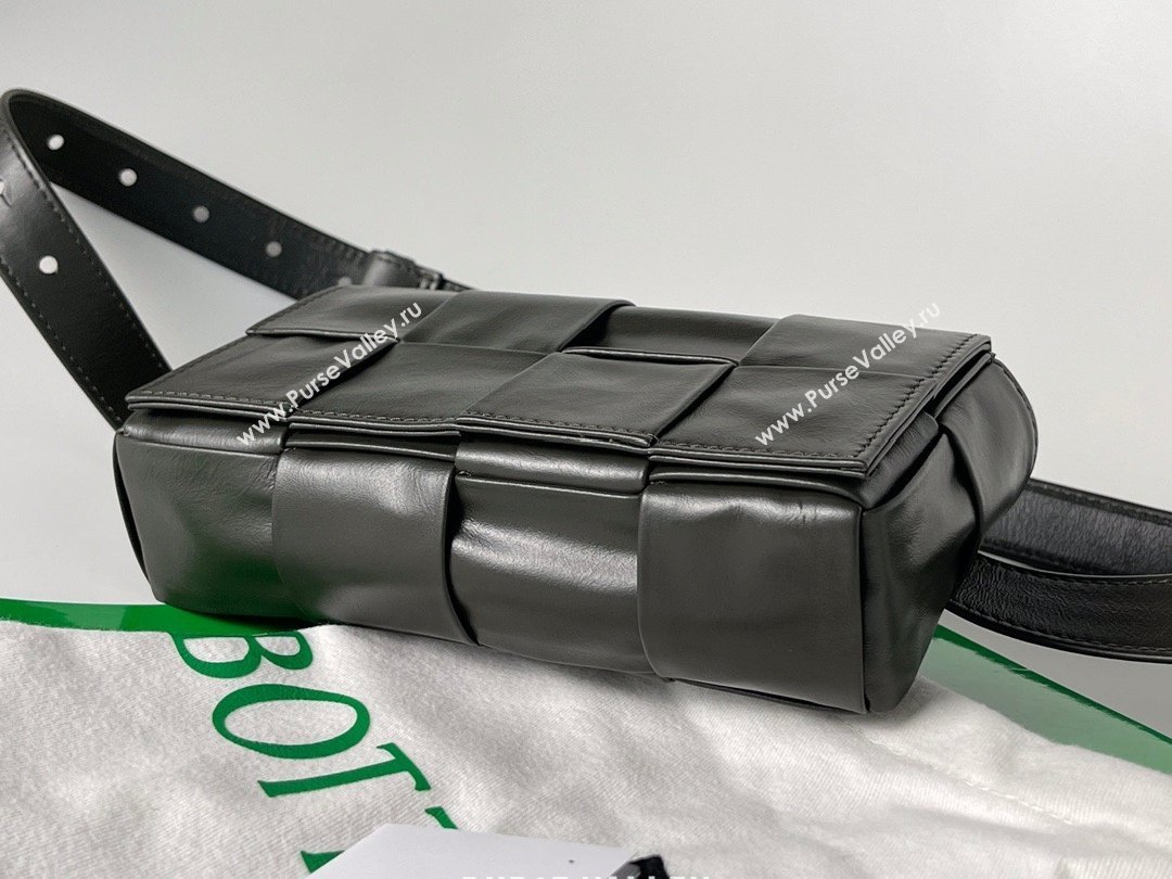 Bottega Veneta wax calfskin The Belt Cassette Bag black/green (misu-210226-03)