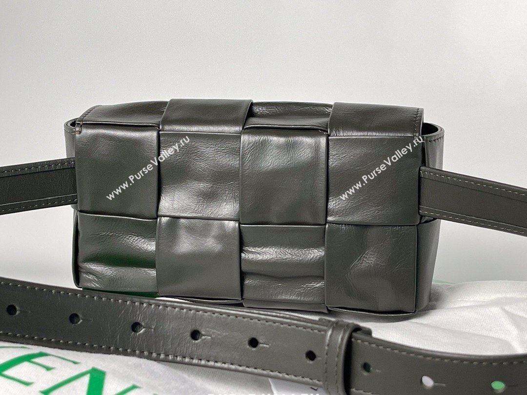 Bottega Veneta wax calfskin The Belt Cassette Bag black/green (misu-210226-03)