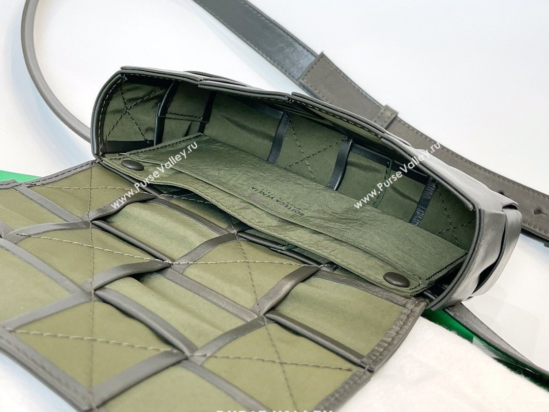 Bottega Veneta wax calfskin The Belt Cassette Bag black/green (misu-210226-03)