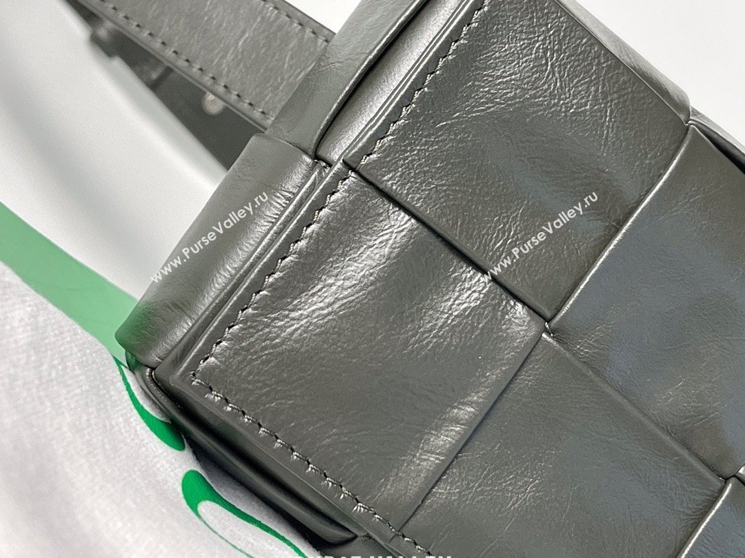 Bottega Veneta wax calfskin The Belt Cassette Bag black/green (misu-210226-03)