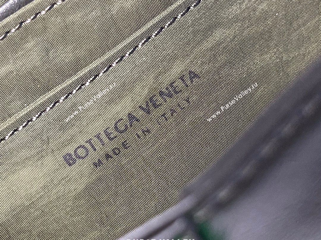 Bottega Veneta wax calfskin The Belt Cassette Bag black/green (misu-210226-03)