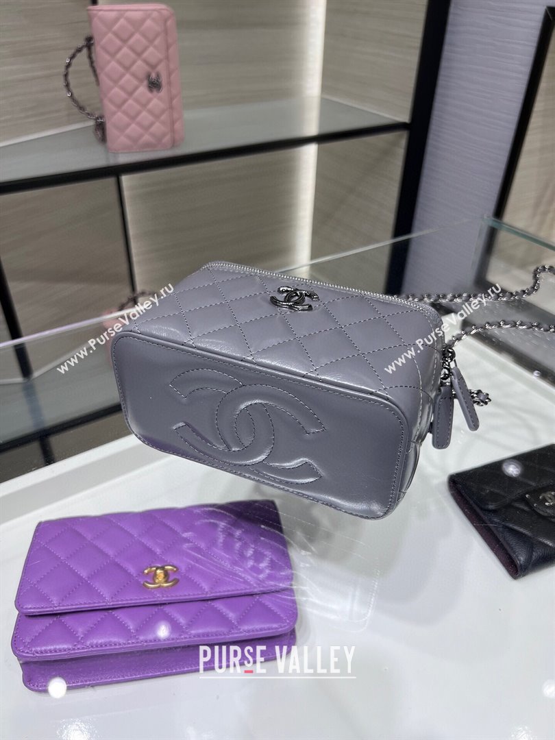 chanel Shiny Crumpled Calfskin, Strass & Ruthenium-Finish Metal Clutch with Chain AP3593 gray 2023 (jiyuan-231115-01)