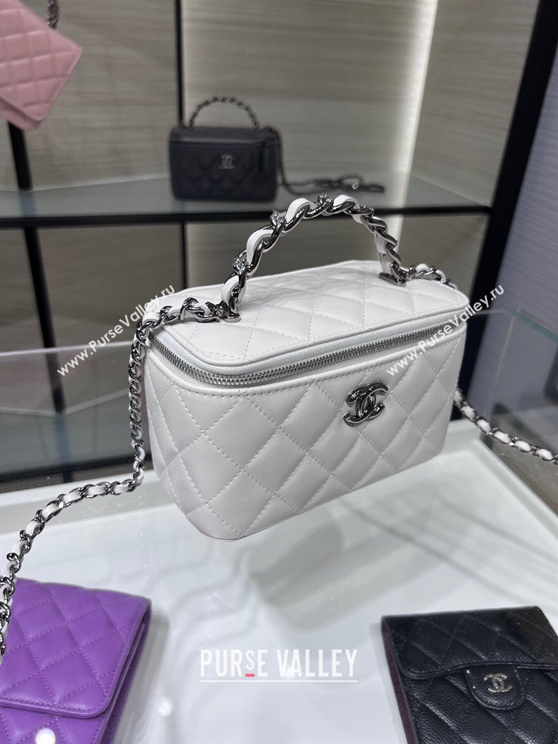 chanel Shiny Crumpled Calfskin, Strass & Ruthenium-Finish Metal Clutch with Chain AP3593 white 2023 (jiyuan-231114-04)