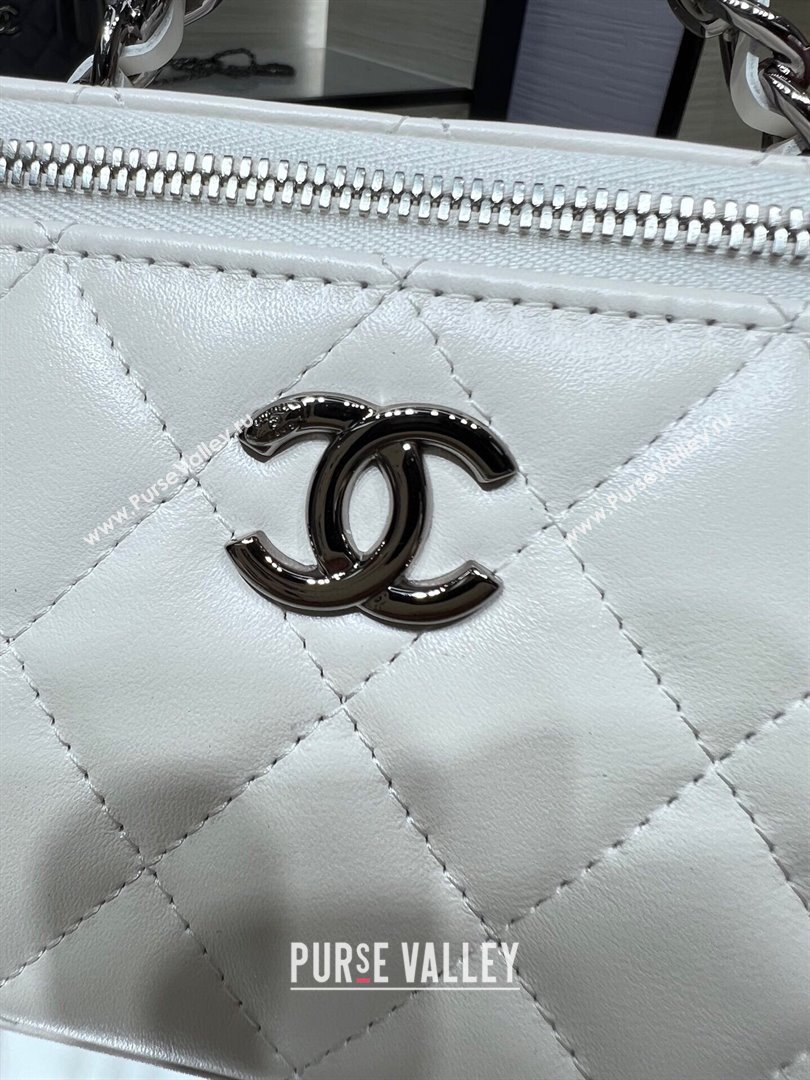 chanel Shiny Crumpled Calfskin, Strass & Ruthenium-Finish Metal Clutch with Chain AP3593 white 2023 (jiyuan-231114-04)