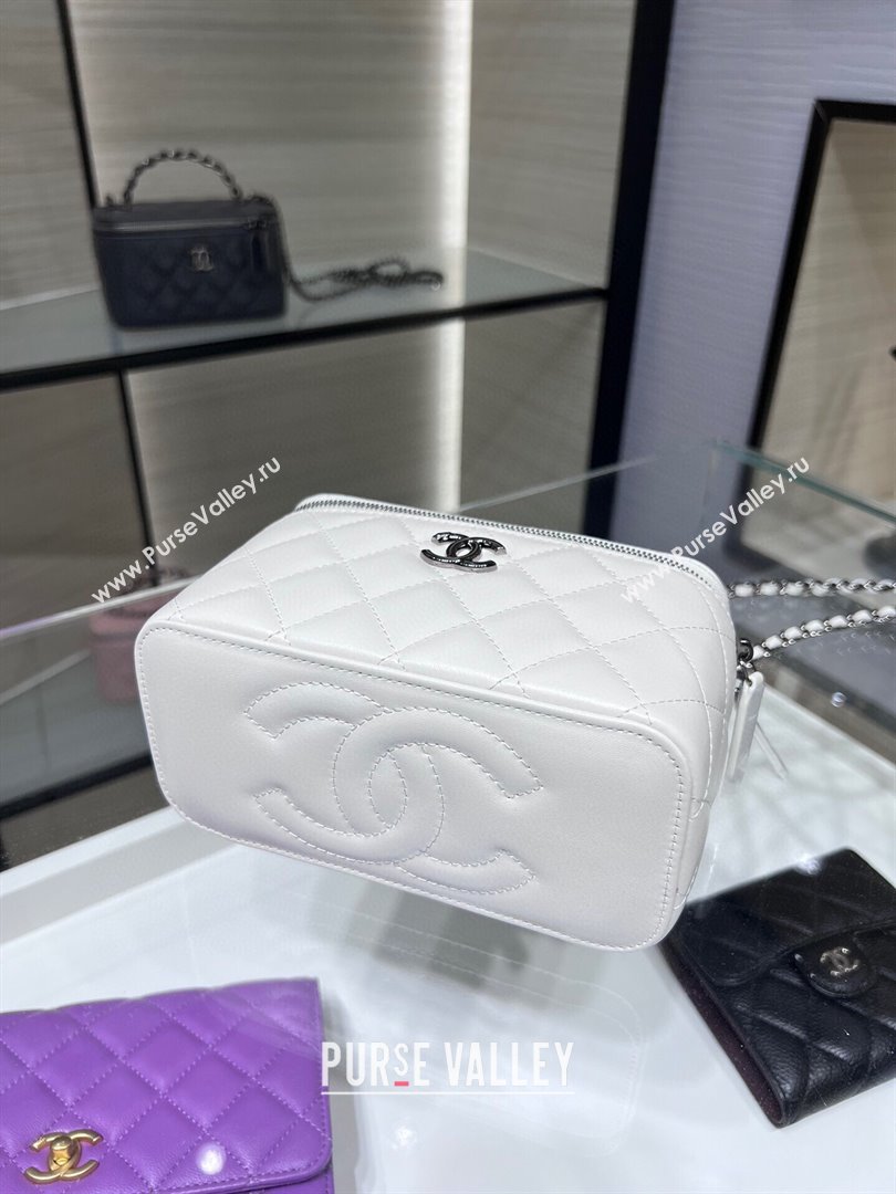 chanel Shiny Crumpled Calfskin, Strass & Ruthenium-Finish Metal Clutch with Chain AP3593 white 2023 (jiyuan-231114-04)
