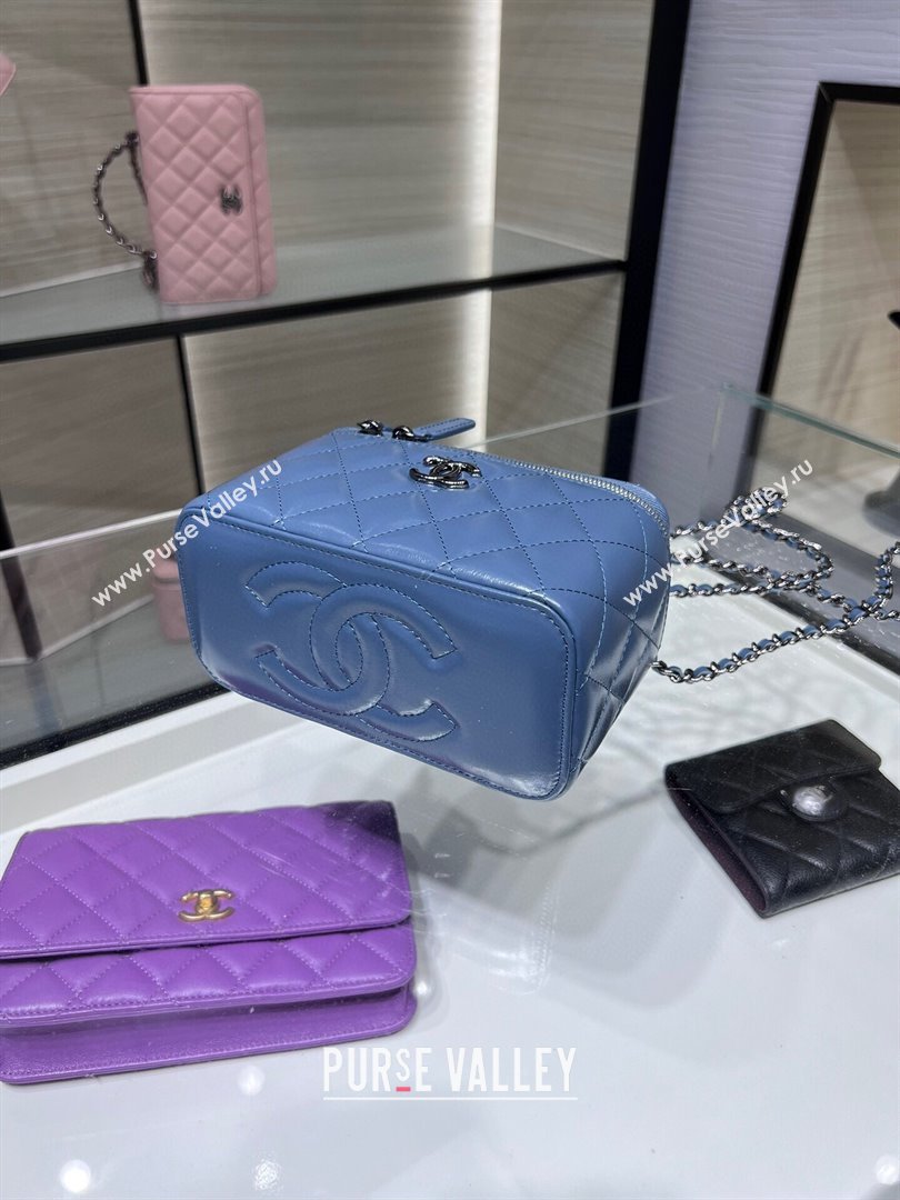 chanel Shiny Crumpled Calfskin, Strass & Ruthenium-Finish Metal Clutch with Chain AP3593 blue 2023 (jiyuan-231115-02)