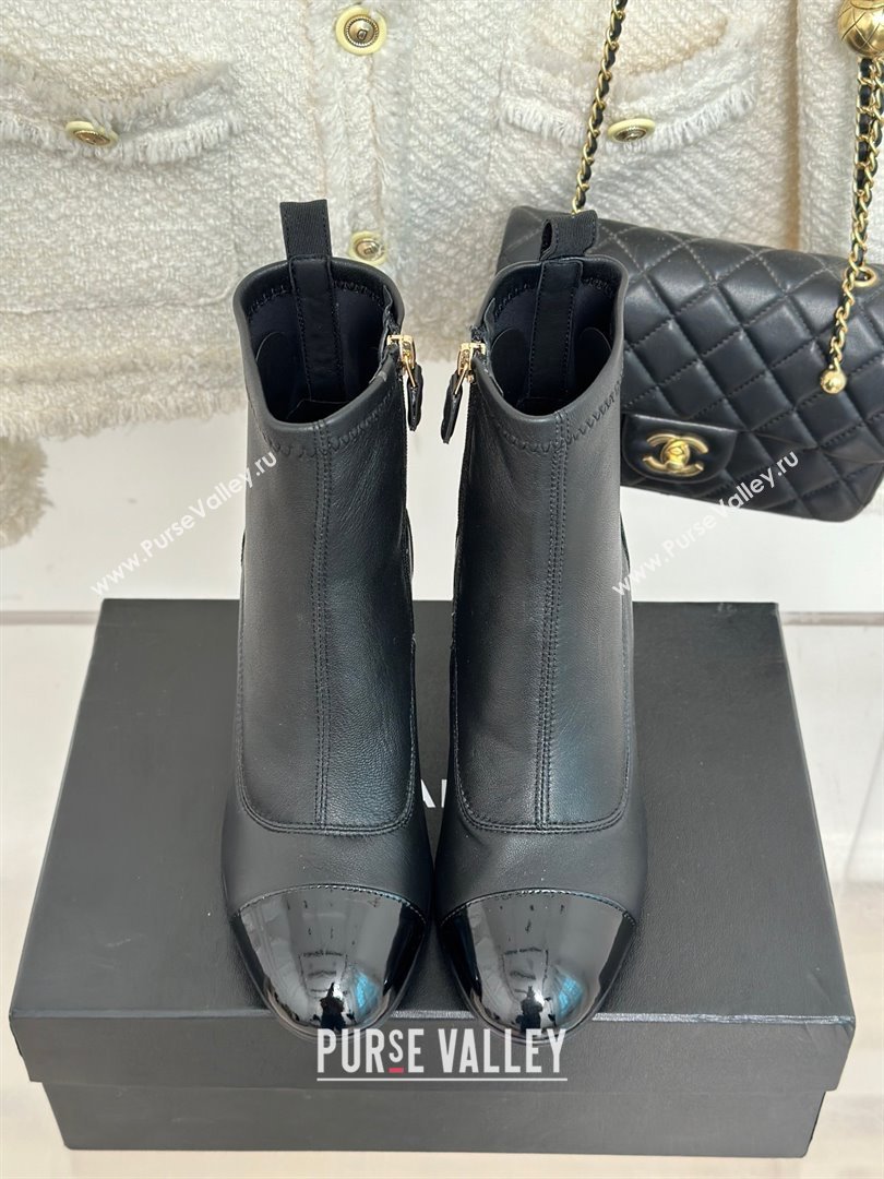 CHANEL heel 8.5cm sheepskin boots with chain black 2023 (clf-231016-16)