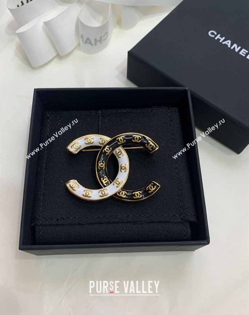Chanel CC Brooch Black/White 2024 040801 (YF-240408135)