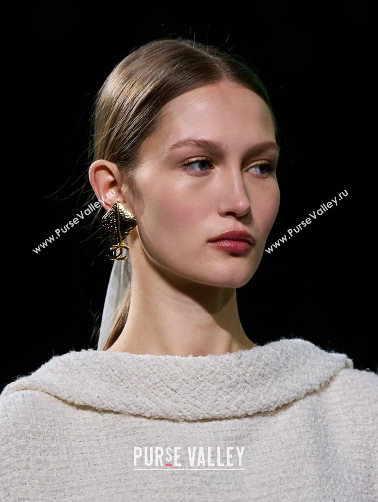 Chanel Quilted Short Earrings Gold 2025 ABE612 (YF-250320031)