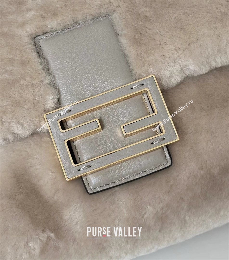Fendi Mamma Baguette Small Bag in Shearling 8693S Grey 2025 Top (CL-25122346)