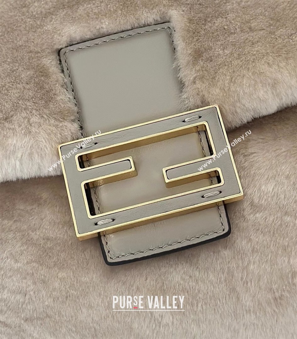 Fendi Mamma Baguette Medium Bag in Shearling 8693L Grey 2025 Top (CL-25122345)