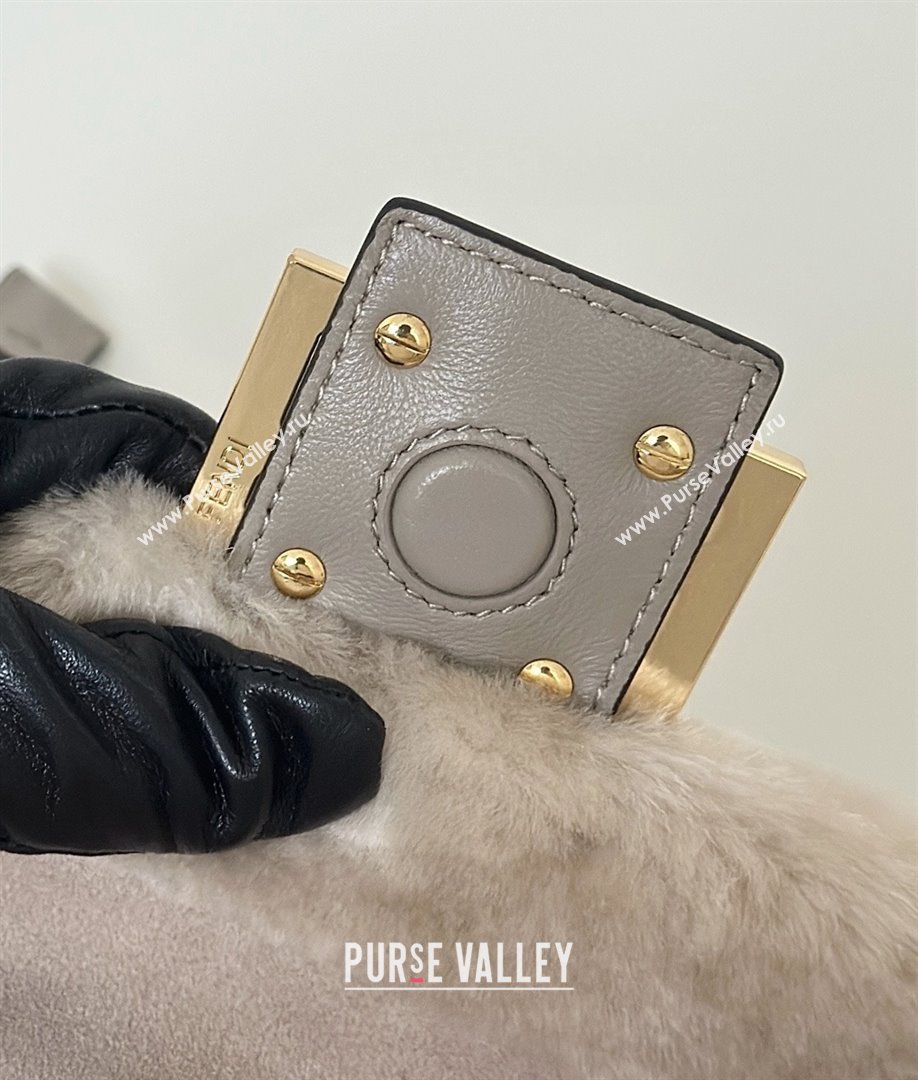 Fendi Mamma Baguette Medium Bag in Shearling 8693L Grey 2025 Top (CL-25122345)