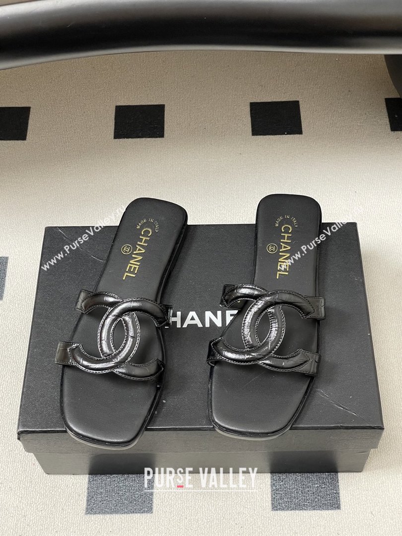 Chanel Crocodile-patterned Calfskin Mules Sandals G47250 Black 2026 (MD-26032620)