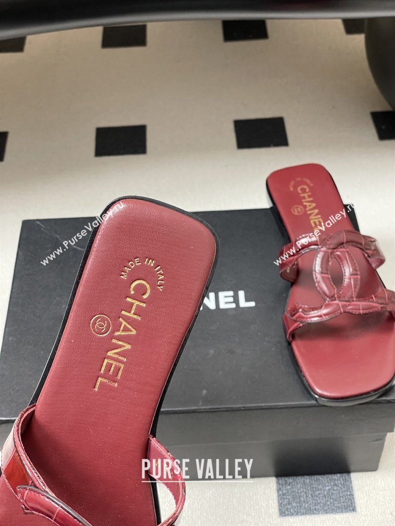 Chanel Crocodile-patterned Calfskin Mules Sandals G47250 Burgundy 2026 (MD-26032621)
