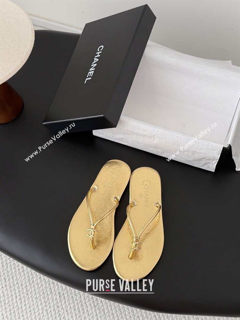 Chanel Thongs in Crackled Laminated Calfskin G47243 Gold Spring Summer 2026 (Y30-26032801)