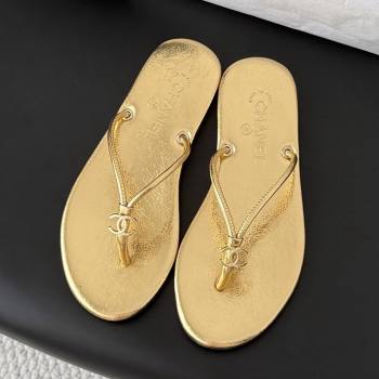 Chanel Thongs in Crackled Laminated Calfskin G47243 Gold Spring Summer 2026 (Y30-26032801)