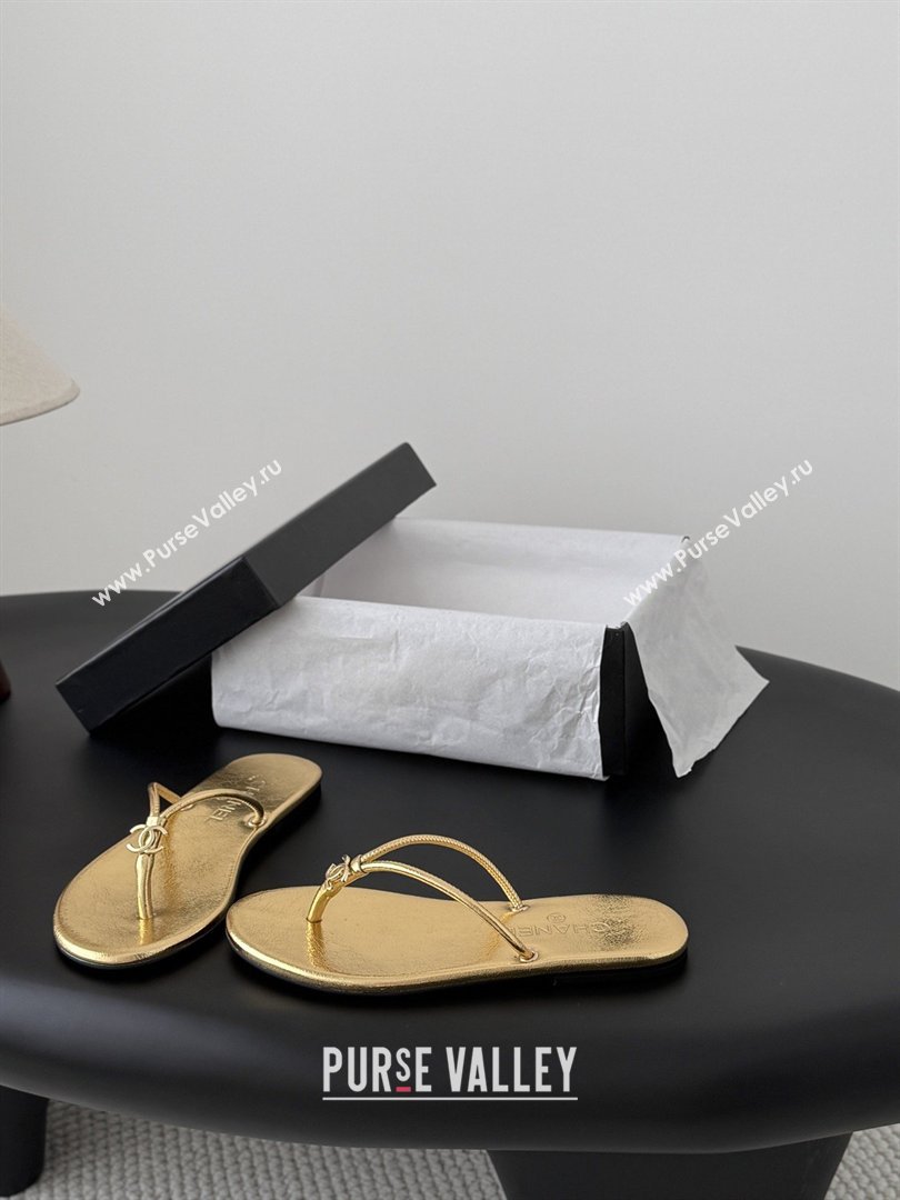 Chanel Thongs in Crackled Laminated Calfskin G47243 Gold Spring Summer 2026 (Y30-26032801)
