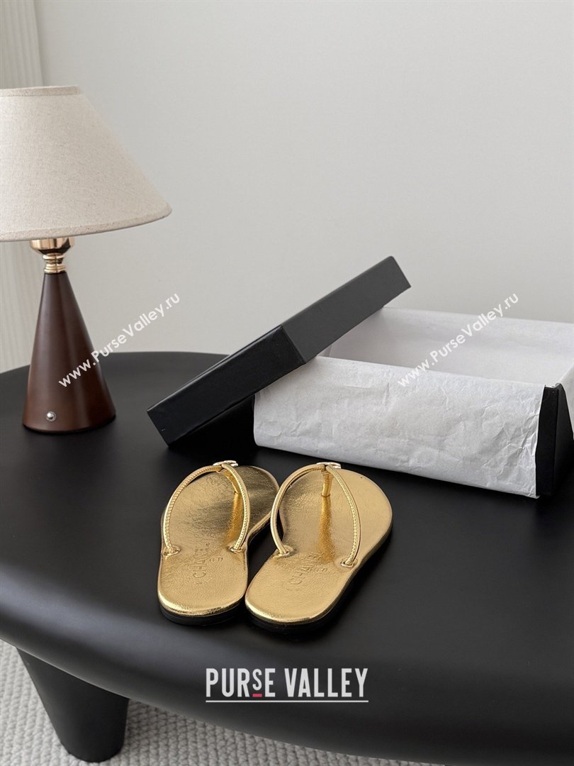 Chanel Thongs in Crackled Laminated Calfskin G47243 Gold Spring Summer 2026 (Y30-26032801)
