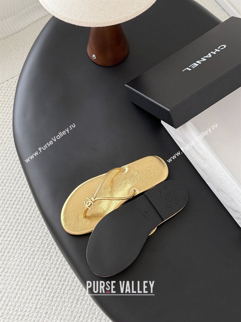 Chanel Thongs in Crackled Laminated Calfskin G47243 Gold Spring Summer 2026 (Y30-26032801)