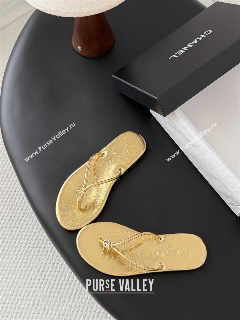 Chanel Thongs in Crackled Laminated Calfskin G47243 Gold Spring Summer 2026 (Y30-26032801)