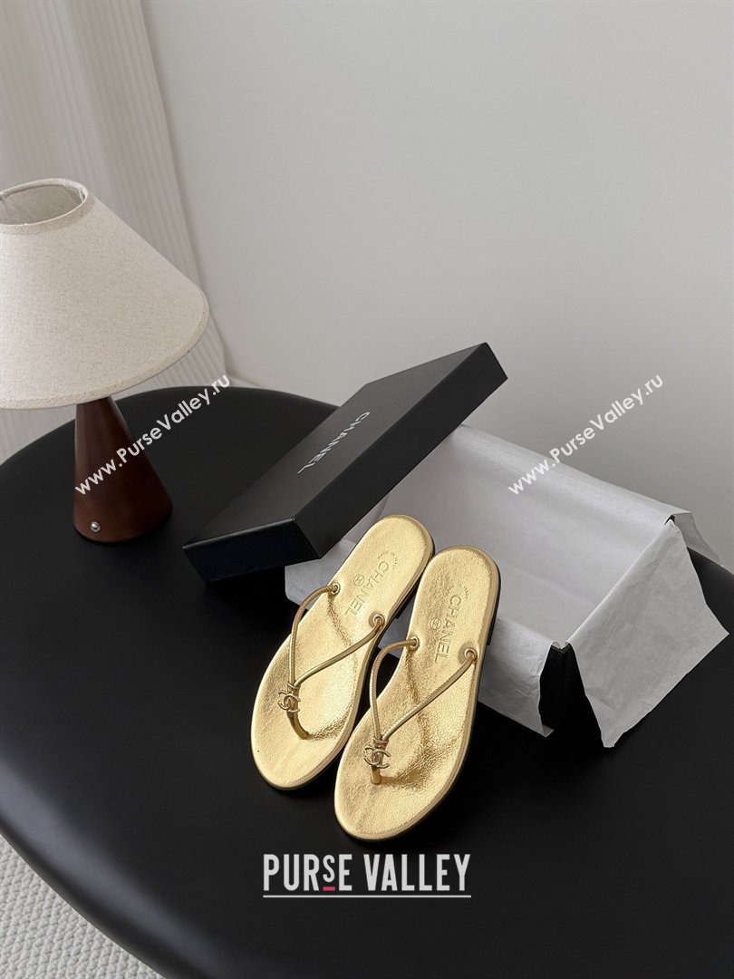 Chanel Thongs in Crackled Laminated Calfskin G47243 Gold Spring Summer 2026 (Y30-26032801)
