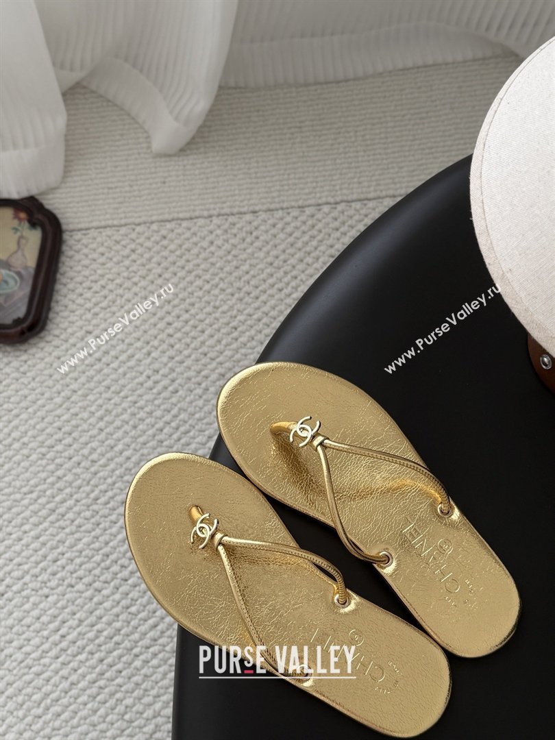 Chanel Thongs in Crackled Laminated Calfskin G47243 Gold Spring Summer 2026 (Y30-26032801)