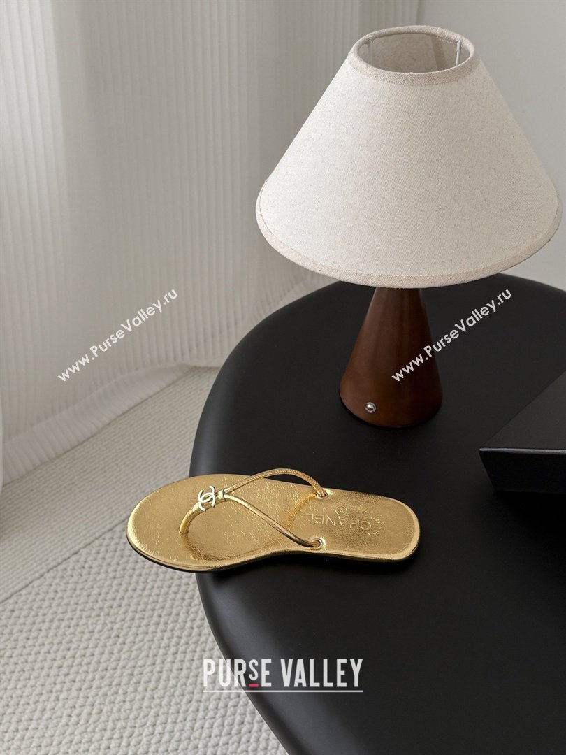 Chanel Thongs in Crackled Laminated Calfskin G47243 Gold Spring Summer 2026 (Y30-26032801)