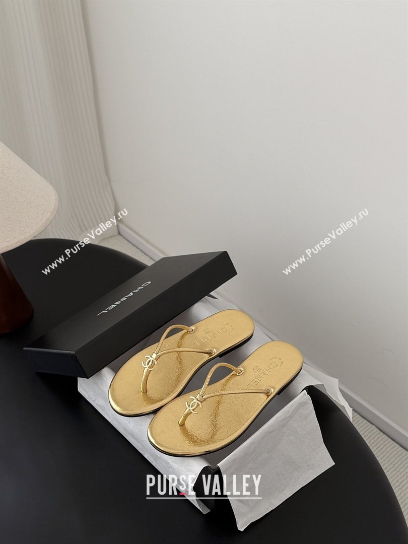 Chanel Thongs in Crackled Laminated Calfskin G47243 Gold Spring Summer 2026 (Y30-26032801)