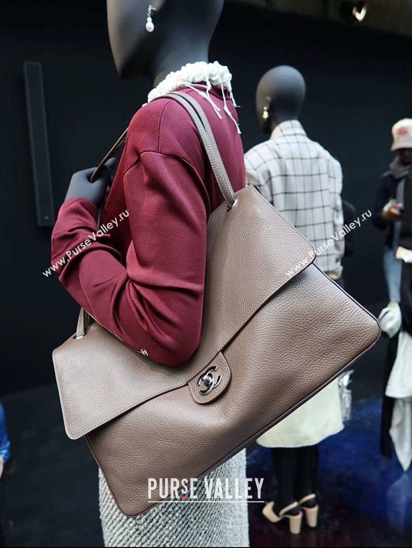 Chanel Maxi Flap Bag in Light Brown Grained Calfskin AS6233 Spring Summer 2026 Top Quality (SHUNY-26040821)