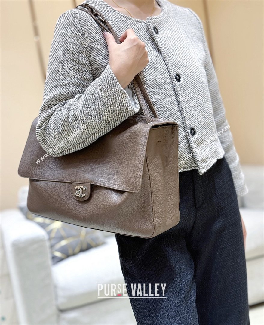 Chanel Maxi Flap Bag in Light Brown Grained Calfskin AS6233 Spring Summer 2026 Top Quality (SHUNY-26040821)
