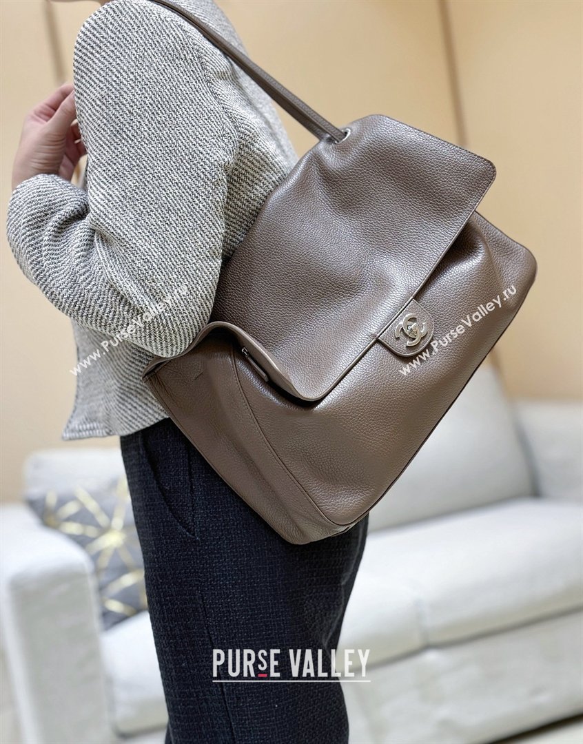 Chanel Maxi Flap Bag in Light Brown Grained Calfskin AS6233 Spring Summer 2026 Top Quality (SHUNY-26040821)