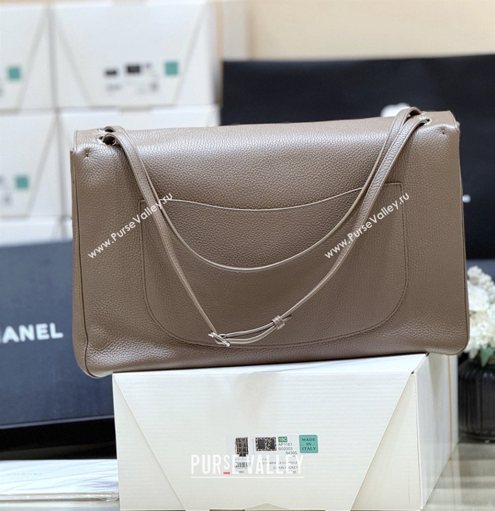 Chanel Maxi Flap Bag in Light Brown Grained Calfskin AS6233 Spring Summer 2026 Top Quality (SHUNY-26040821)