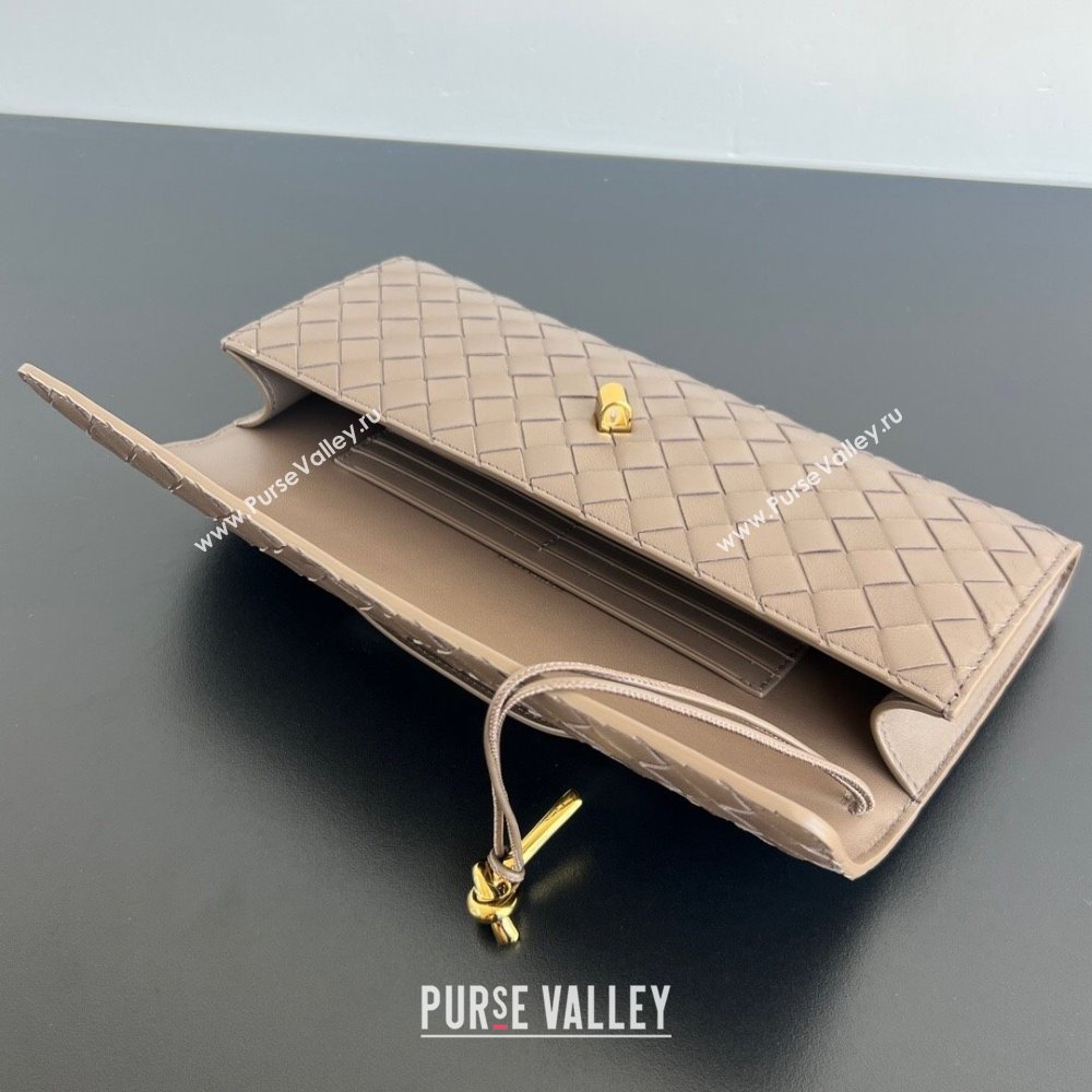 Bottega Veneta Long Clutch Bag Andiamo in Intrecciato Leather Pinenut Brown 2025 741511 (WT-251119045)